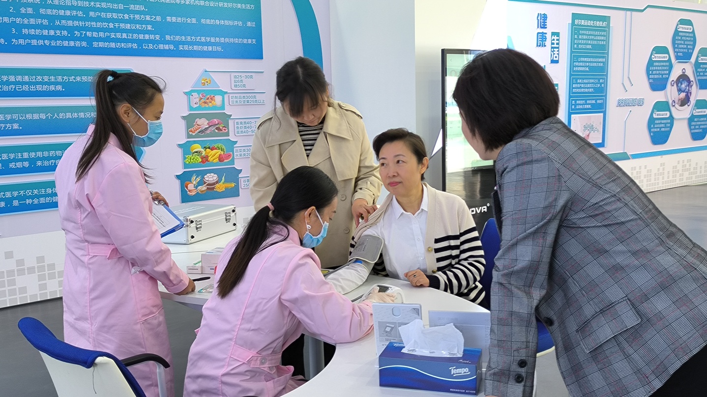 10月20日，市政協(xié)主席劉彤到公司調(diào)研并體驗小威健康項目3.jpg